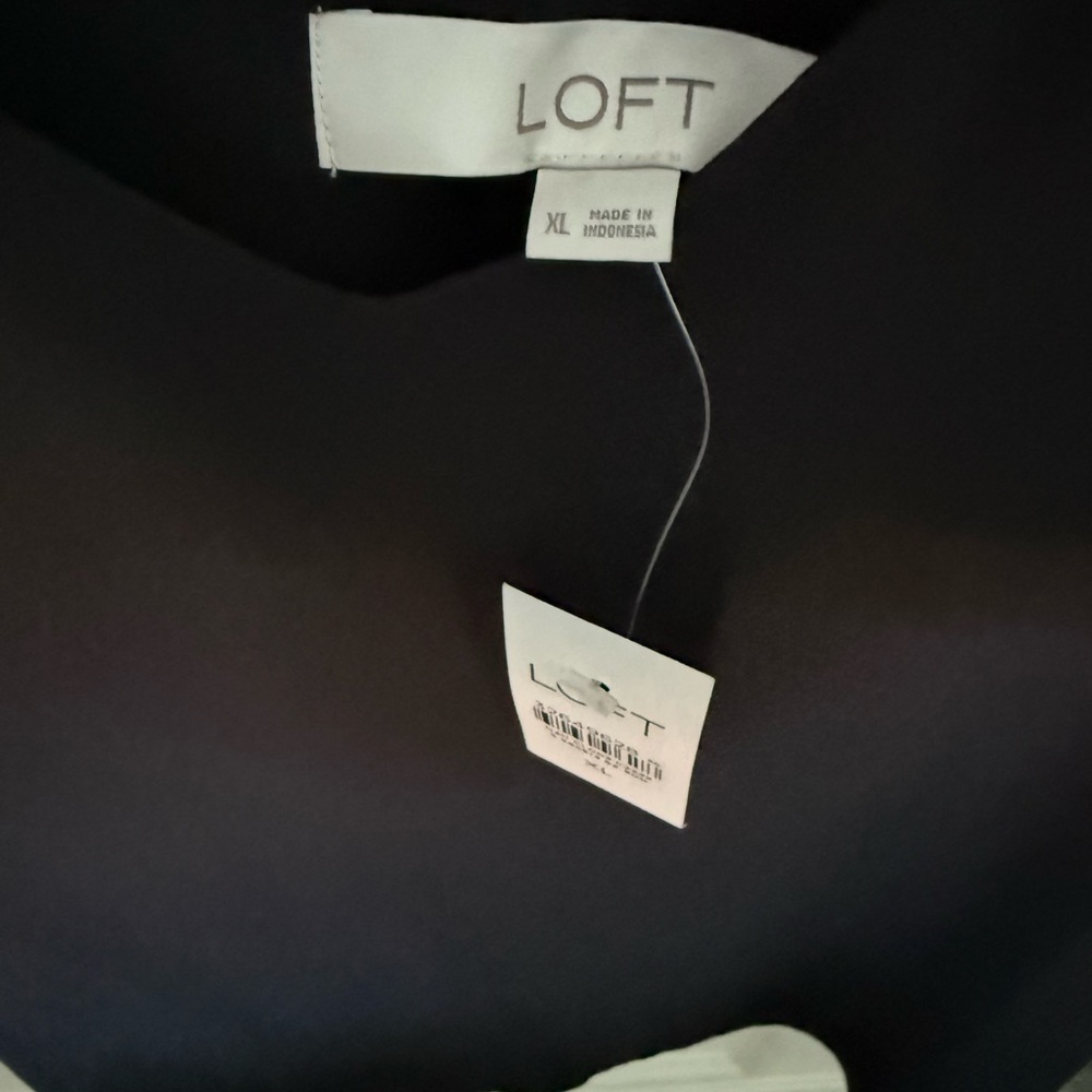 LOFT Black V-Neck Sleeveless Tank - Picture 3 of 3